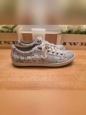 Taos Footwear Women's Onward Sneakers White/Gray Snake Print Leather Size 9.5